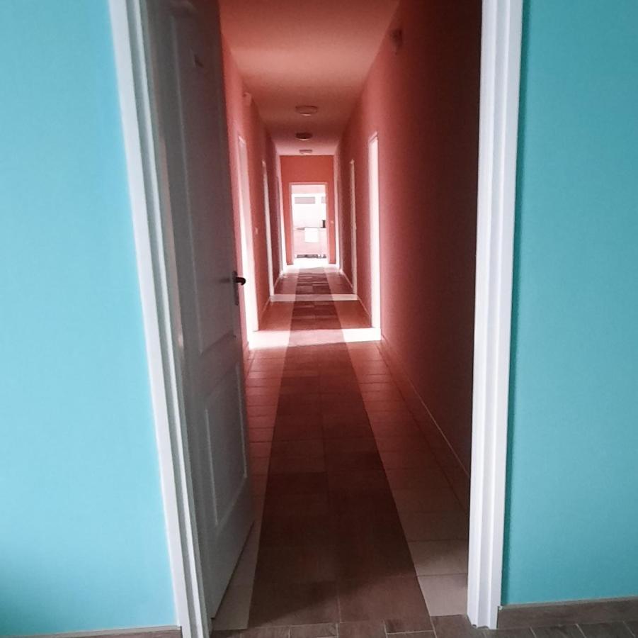 Torony Lovarda Maganszallas Kiskunfélegyháza Buitenkant foto