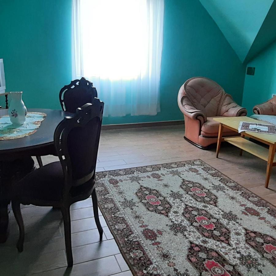 Torony Lovarda Maganszallas Kiskunfélegyháza Buitenkant foto