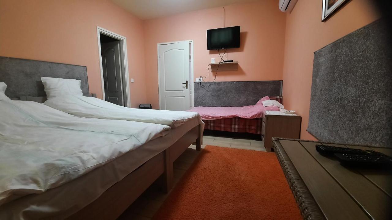 Torony Lovarda Maganszallas Kiskunfélegyháza Buitenkant foto
