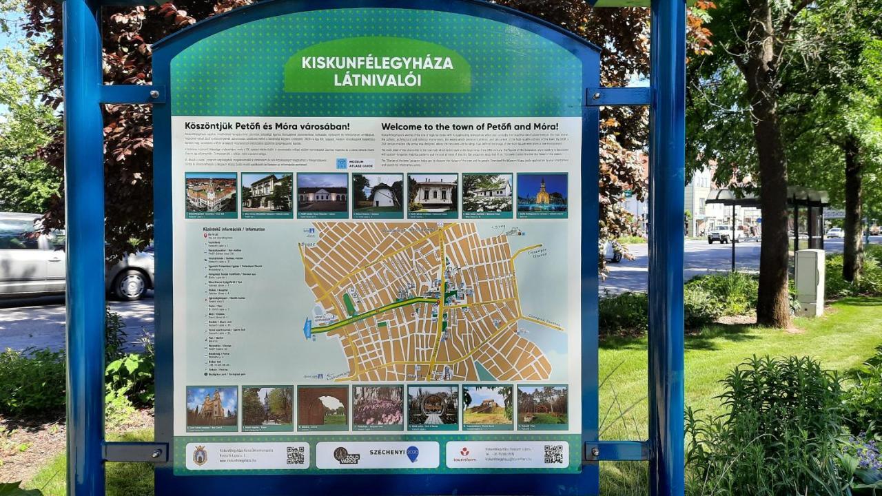 Torony Lovarda Maganszallas Kiskunfélegyháza Buitenkant foto